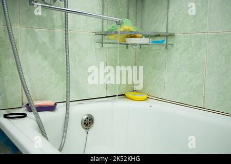 Une salle de bains ancienne dans un appartement soviétique sans rénovation, une salle de bains avec de vieilles rénovations, une salle de bains Banque D'Images