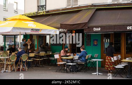 Paris, France - 1 novembre 2021 : les Parisiens et les touristes s'assoient sur la terrasse du café de l'Abibus, rue Bagnolet. Banque D'Images