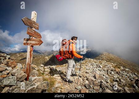 France, Alpes-Maritimes, Parc national du Mercantour, Valdeblore, randonnée dans les lacs de Millefonts, Balise n° 77 à 2612 m sur le sentier de montée du Mont Pépoiri (2674 m) Banque D'Images