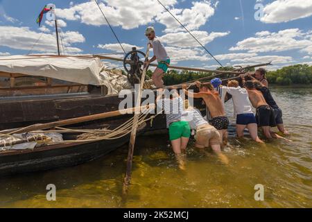 France, Maine et Loire, Blaison-Saint-Sulpice, vallée de la Loire classée au patrimoine mondial par l'UNESCO, flottille de bateaux conduite par une barge traditionnelle construite b Banque D'Images