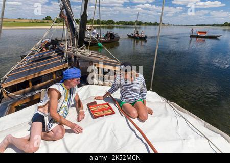 France, Maine et Loire, Blaison-Saint-Sulpice, vallée de la Loire classée au patrimoine mondial par l'UNESCO, flottille de bateaux conduite par une barge traditionnelle construite b Banque D'Images