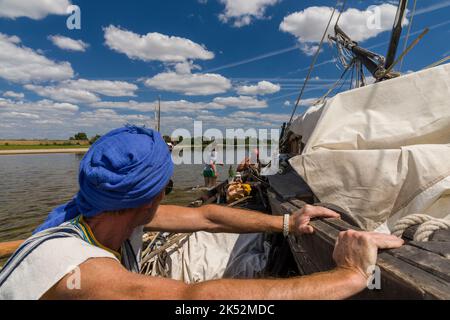 France, Maine et Loire, Blaison-Saint-Sulpice, vallée de la Loire classée au patrimoine mondial par l'UNESCO, flottille de bateaux conduite par une barge traditionnelle construite b Banque D'Images