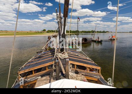 France, Maine et Loire, Blaison-Saint-Sulpice, vallée de la Loire classée au patrimoine mondial par l'UNESCO, flottille de bateaux conduite par une barge traditionnelle construite b Banque D'Images