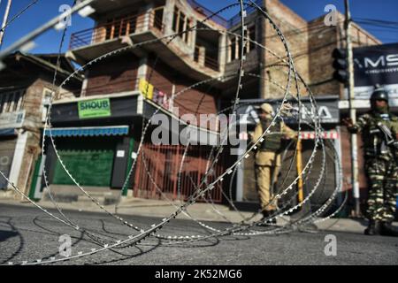 Srinagar, Inde. 05th octobre 2022. La sécurité s'est renforcée et les mouvements de civils limités dans de nombreux endroits alors qu'Amit Shah se rend à Gurudwara Cheti Patshahi à Rainaari pendant la visite de trois jours de HM Amit Shah à Jammu-et-Cachemire. (Photo de Mubashir Hassan/Pacific Press) crédit: Pacific Press Media production Corp./Alay Live News Banque D'Images