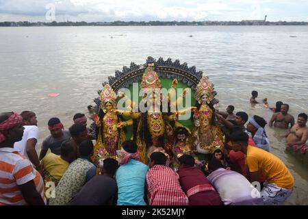 Kolkata, Inde. 5th octobre 2022. Dans le Bengale occidental sur Dashomi, les idoles d'argile de la déesse Durga avec ses quatre enfants emmenés dans un Gange pour un Au revoir solennel à la déesse par des processions pour immersion. C'est un jour émotif pour les dévotés, en particulier les Bengalis comme le jour Dashami apporte une mélancolie que les festivités d'une semaine de Durga Puja viennent à la fin. Kolkata célèbre Bijoya Dashami, le dernier jour de Durga Puja avec une grande pompe. Des processions colorées portant les idoles sur les rives de la rivière pour l'immersion sont organisées à travers la ville. Sur 5 octobre 2022 à Kolkata, Inde. (CRED Banque D'Images