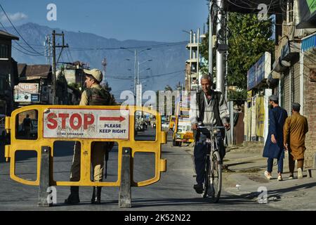 Srinagar, Inde. 05th octobre 2022. La sécurité s'est renforcée et les mouvements de civils limités dans de nombreux endroits alors qu'Amit Shah se rend à Gurudwara Cheti Patshahi à Rainaari pendant la visite de trois jours de HM Amit Shah à Jammu-et-Cachemire. (Photo de Mubashir Hassan/Pacific Press) crédit: Pacific Press Media production Corp./Alay Live News Banque D'Images