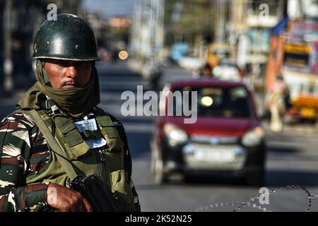 Srinagar, Inde. 05th octobre 2022. La sécurité s'est renforcée et les mouvements de civils limités dans de nombreux endroits alors qu'Amit Shah se rend à Gurudwara Cheti Patshahi à Rainaari pendant la visite de trois jours de HM Amit Shah à Jammu-et-Cachemire. (Photo de Mubashir Hassan/Pacific Press) crédit: Pacific Press Media production Corp./Alay Live News Banque D'Images