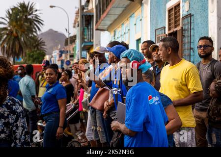 Cap Vert, île de Sao Vincente, Mindelo, vendeurs de poissons, danseurs dans la rue Banque D'Images