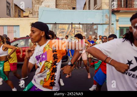 Cap Vert, île de Sao Vincente, Mindelo, vendeurs de poissons, danseurs dans la rue Banque D'Images