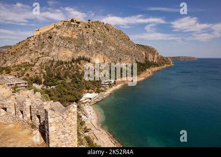 La citadelle de la forteresse de Palamidi datant du 18th siècle, Nafplio, Péloponnèse, Grèce, vue sur la côte Banque D'Images