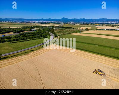 France, Puy de Dome, récolte dans la plaine de la Limagne, chaîne des Puys en arrière-plan (vue aérienne) Banque D'Images