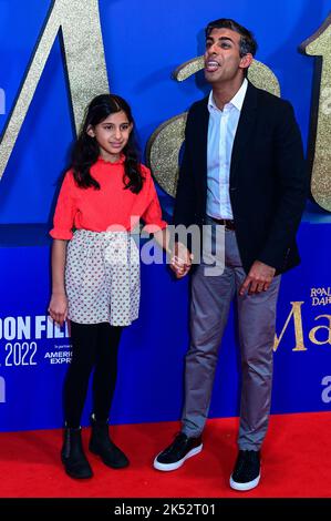 Londres, Royaume-Uni , 05/10/2022, Rishi Sunak et sa fille Anoushka Sunak arrivent au casting et les cinéastes assistent à la conférence de presse du BFI London film Festival pour la comédie musicale Matilda de Roald Dahl, publiée par Sony Pictures dans des cinémas du Royaume-Uni et d'Irlande sur 25 novembre - 5th octobre 2022, Londres, Royaume-Uni. Banque D'Images