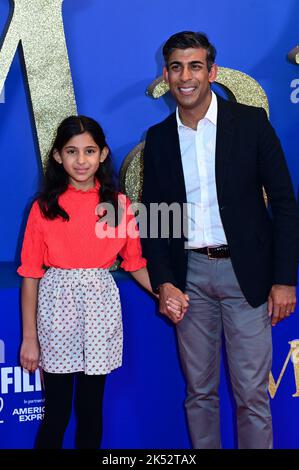 Londres, Royaume-Uni , 05/10/2022, Rishi Sunak et sa fille Anoushka Sunak arrivent au casting et les cinéastes assistent à la conférence de presse du BFI London film Festival pour la comédie musicale Matilda de Roald Dahl, publiée par Sony Pictures dans des cinémas du Royaume-Uni et d'Irlande sur 25 novembre - 5th octobre 2022, Londres, Royaume-Uni. Banque D'Images