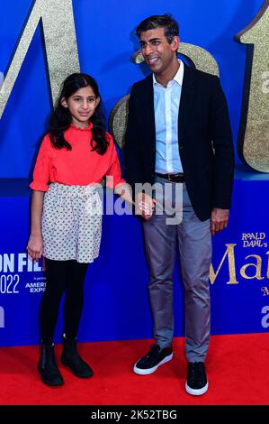 Londres, Royaume-Uni , 05/10/2022, Rishi Sunak et sa fille Anoushka Sunak arrivent au casting et les cinéastes assistent à la conférence de presse du BFI London film Festival pour la comédie musicale Matilda de Roald Dahl, publiée par Sony Pictures dans des cinémas du Royaume-Uni et d'Irlande sur 25 novembre - 5th octobre 2022, Londres, Royaume-Uni. Banque D'Images