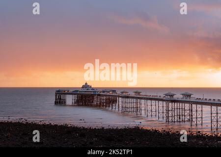 Llandudno, Conwy, Royaume-Uni, 28 septembre 2022 : situé sur la rive nord, le quai victorien de Llandudno, le plus long du pays de Galles, est baigné de lumière avant l'aube. Banque D'Images