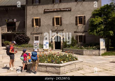 France, haute Savoie, Chamonix Mont blanc, massif du Mont blanc, une famille en face de la Maison de la montagne Banque D'Images