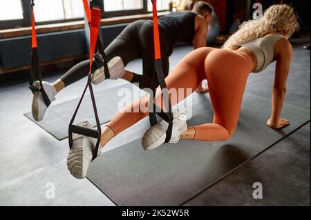 Homme athlétique femme faisant l'entraînement crossfit Banque D'Images