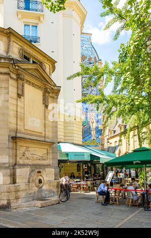 France, Paris, quartier du Marais, Fontaine des Haudriettes, restaurant la terrasse des Archives Banque D'Images