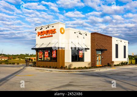 Flowood, MS - octobre 2022 : Popeyes Louisiana Kitchen, Inc. Est une chaîne américaine de restaurants rapides servant du poulet frit. Banque D'Images