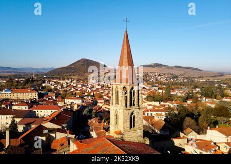 France, Puy de Dome, Parc naturel régional Livradois-Forez, Billom, église St Loup et église St Cerneuf en arrière-plan Banque D'Images