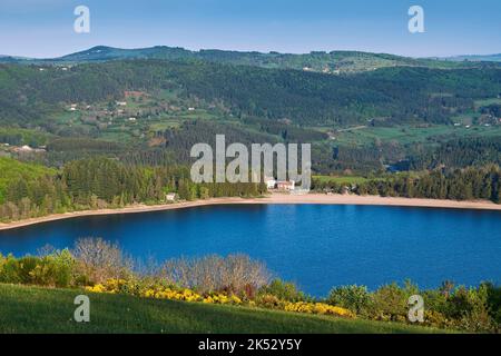 France, Ardèche, Parc naturel régional des Monts d'Ardèche, massif du Mezenc, Lac d'Issarles, lac volcanique de 138 mètres de profondeur Banque D'Images