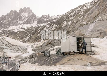 France, haute-Savoie, Chamonix-Mont-blanc, grotte de la Mer de glace, Montenvers, les grottes ont un petit atelier dans une algeco au pied de la Mer de Glac Banque D'Images