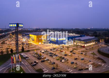 Vue aérienne du magasin Ikea avec places de parking, ambiance nocturne. Turin, Italie - octobre 2022 Banque D'Images