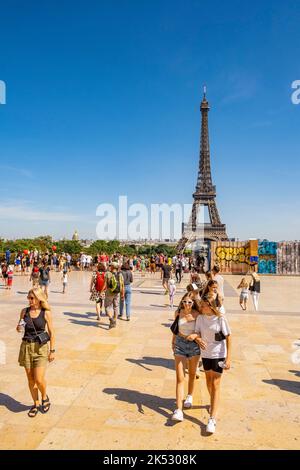 France, Paris, Trocadéro, parvis des droits de l'Homme et tour de l'Eifel Banque D'Images