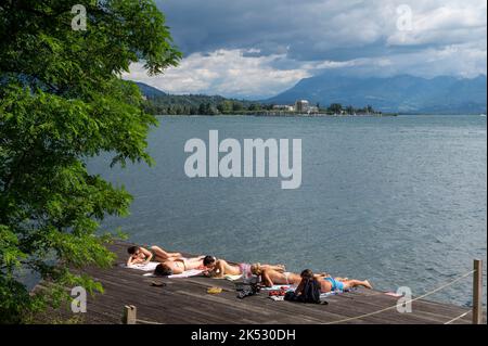 France, Savoie, Aix-les-bains, Lac du Bourget, sur le chemin le long de l'eau depuis le Grand Port. Plage d'Ardre à Brison Saint Innocent Banque D'Images
