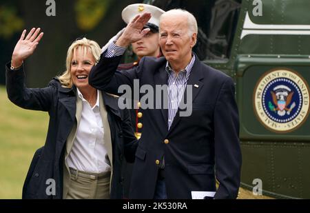 Réponse actuelle et efforts de rétablissement. 5th octobre 2022. Le président des États-Unis, Joe Biden, et la première dame, Jill Biden, se mettent à la vague pour les influenceurs latino-américains qui sont en visite alors qu'ils partent de la Maison Blanche à Washington, DC en route vers fort Myers, Floride, mercredi, 5 octobre 2022. Le Président et la première Dame feront une étude sur les zones ravagées par la tempête et recevront ensuite un exposé sur les efforts actuels de réponse et de rétablissement. Crédit : Leigh Vogel/Pool via CNP/dpa/Alay Live News Banque D'Images