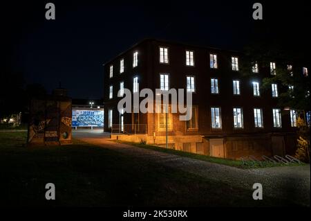 Berlin, Allemagne. 05th octobre 2022. Les lumières des bureaux du club de football Hertha BSC brillent dans la soirée. Après le récent scandale sur une campagne présumée d'une compagnie de sécurité israélienne, l'investisseur Windhorst veut mettre fin à sa coopération avec le club de football Bundesliga. Credit: Fabian Sommer/dpa/Alay Live News Banque D'Images