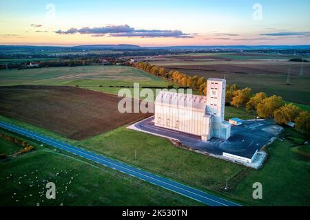 France, Meurthe-et-Moselle, pays du Saintois, groupe de coopératives agricoles, silo de blé (vue aérienne) Banque D'Images