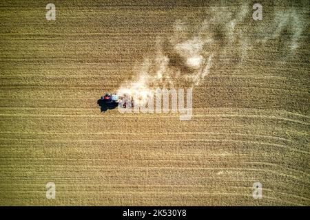 France, Meurthe-et-Moselle, pays du Saintois, labour dans les champs (vue aérienne) Banque D'Images