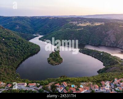 France, Loire, méandre des Gorges de la Loire, Saint Victor sur Loire, commune de Saint Etienne (vue aérienne) Banque D'Images