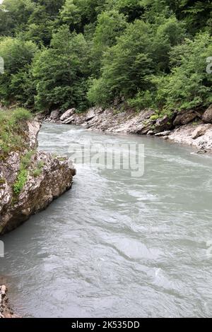 Détails de la rivière Belaya, une tempête dans la gorge de granit, Adygea Banque D'Images