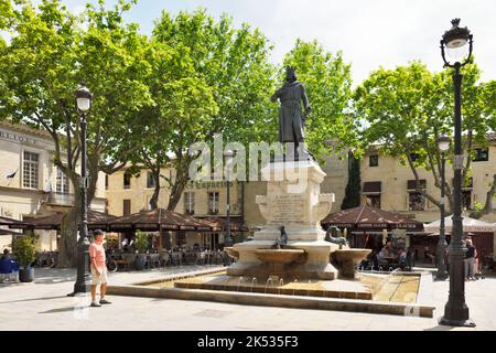 La France, Gard, Aigues Mortes, Place Saint Louis, statue de Saint Louis Banque D'Images