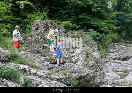 Famille sur la rive de la rivière Belaya dans la gorge de granit, Adygea Banque D'Images