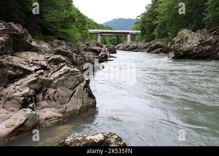 Paysage de la rivière Belaya orageux dans les gorges de granit en été, Adygea Banque D'Images