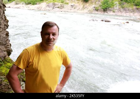 Homme posant sur la rive de la rivière Belaya dans la gorge de granit, Adygea Banque D'Images