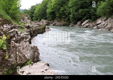 Vue sur la rivière Belaya, une tempête dans les gorges en granit en été, Adygea Banque D'Images