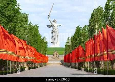 1 mai 2020, Volgograd, Russie. Vue de face de la statue « les appels de la mère patrie » après restauration sur le sommet de la colline de Mamaev Banque D'Images