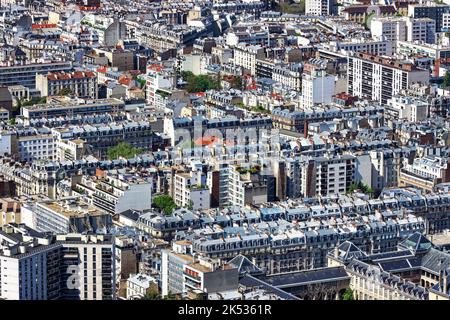France, Paris, vue d'en haut de Paris depuis l'Observatoire panoramique de la Tour Montparnasse, vue sur les toits des bâtiments Haussmann Banque D'Images