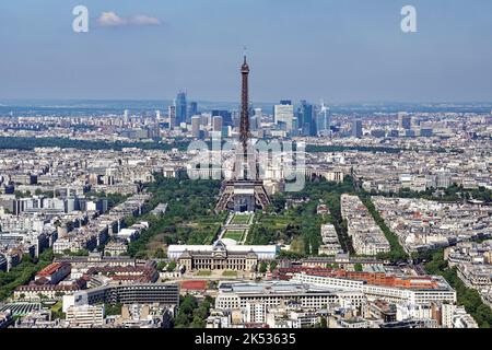 France, Paris, haute vue de Paris depuis l'Observatoire panoramique de la Tour Montparnasse, la Tour Eiffel et le champs de Mars, le scho militaire Banque D'Images