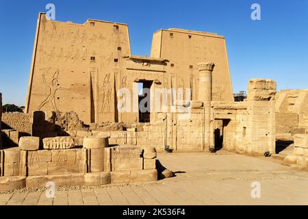 Égypte, haute Égypte, Vallée du Nil, Edfu, temple dédié à Dieu Horus, le Dieu Hawk Banque D'Images