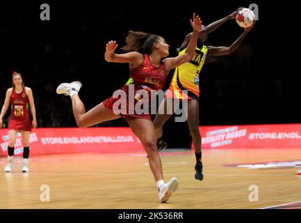 England Vitality Roses's Imogen Allison (à gauche) en action pendant le match de netball Vitality à Motorpoint Arena, Nottingham. Date de la photo: Mercredi 5 octobre 2022. Banque D'Images