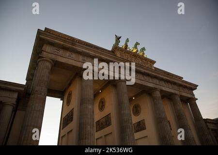 Berlin, Allemagne. 05th octobre 2022. La porte de Brandebourg à Berlin au coucher du soleil sur 5 octobre 2022. (Photo de Michael Kuenne/PRESSCOV/Sipa USA) crédit: SIPA USA/Alay Live News Banque D'Images