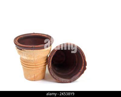 Tasses gaufrées sur fond blanc Banque D'Images