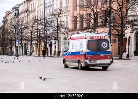 Cracovie, Pologne, ambulance polonaise, véhicule d'urgence dans la rue, à l'arrière. Transport d'intervention d'urgence, ambulances, transport de sécurité publique Banque D'Images