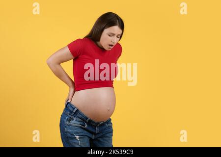Concept de soins de santé. Portrait de la jeune femme enceinte souffrant de douleurs au dos de la Lover Banque D'Images