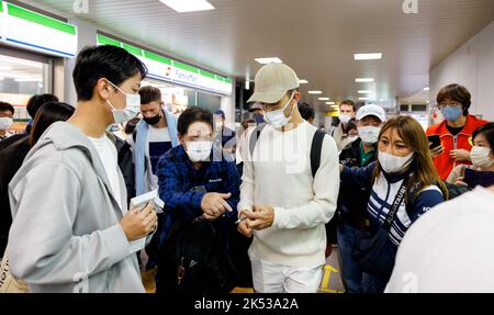 Suzuka, Japon. 05th octobre 2022. SUZUKA, JAPON, circuit de Suzuka, 5. Octobre : Pierre Gasly (FRA) de l'équipe AlphaTauri arrive à la gare de Shiroko, accueilli par des fans lors du Grand Prix de Formule 1 japonais au circuit de Suzuka le 5. Octobre 2022. Formule 1 - F1 Motorsport, image payante, photo et copyright © ATP images/Mark PETERSON (PETERSON Mark/ATP/SPP) crédit: SPP Sport Press photo. /Alamy Live News Banque D'Images